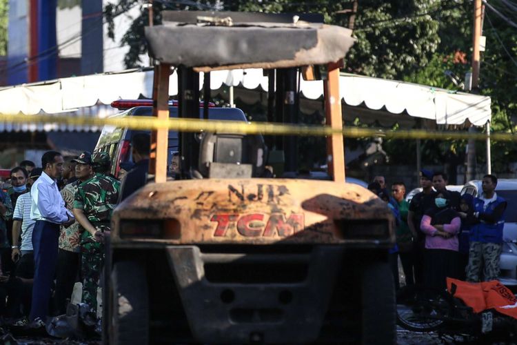 Presiden Joko Widodo tiba di Gereja Pantekosta Pusat Surabaya (GPPS) di Jalan Arjuna, Surabaya, Jawa Timur, Minggu (13/5/2018). Jokowi didampingi Kapolri Jendral Polisi Tito Karnavian, Menkopolhukam Wiranto, dan Kepala Badan Intelijen Negara (BIN) Komjen Polisi Budi Gunawan saat meninjau Gereja yang terdampak bom.