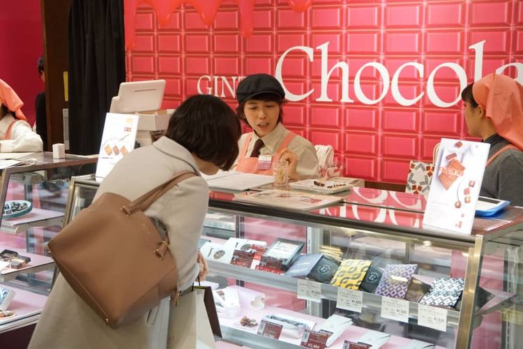 Seorang pengunjung perempuan tengah memperhatikan coklat yang ditawarkan di Ginza Mitsukoshi di Tokyo pada 7 Februari 2019.
