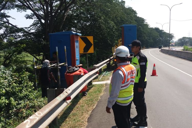 Toilet portabel dipasang di dekat gerbang tol Pelabuhan Merak untuk mengantisipasi terjadi antrean kendaraan, Senin (27/5/2019).
