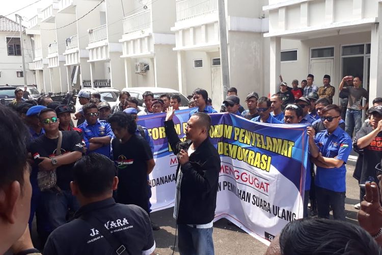Kelompok masyarakat dan para caleg berunjukrasa mendesak penuntasan kasus politik uang paketan yang masif di Tasikmalaya, Senin (29/4/2019).
