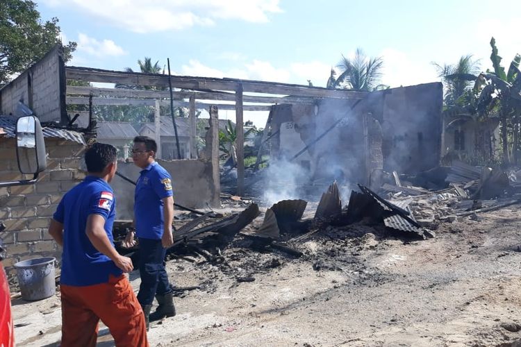 Sisa puing dari gudang mebel yang terbakar di Dusun Cengkong Abang, Bangka, Jumat (10/5/2019).