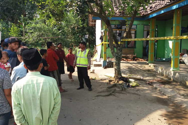 Polisi berjaga di dekat rumah lokasi ledakan akibat petasan di Dusun Sukorejo, Desa Kepung, Kecamatan Kepung, Kabupaten Kediri, Jawa Timur, Minggu (26/5/2019). 