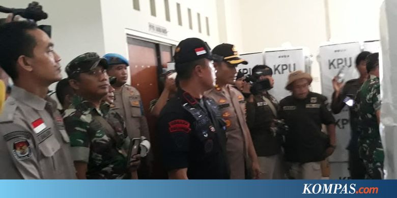 Kapolda Jabar dan Pangdam III/Siliwangi Pantau Penghitungan Suara Tingkat PPK di Karawang