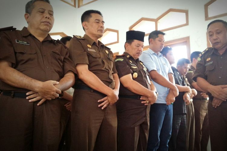 Doa bersama dilantunkan jajaran Kejaksaan Negeri (Kejari) Jombang Jawa Timur, usai melaksanakan shalat gaib untuk para korban jatuhnya pesawat Lion Air, Kamis (1/11/2018) siang.