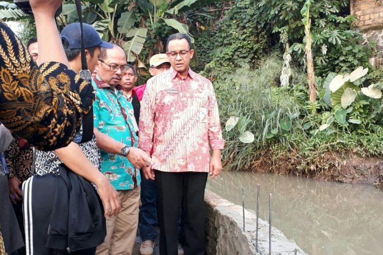 Gubernur DKI Jakarta Anies Baswedan meninjau tanggul Jatipadang yang jebol, Jumat (20/10/2017). 