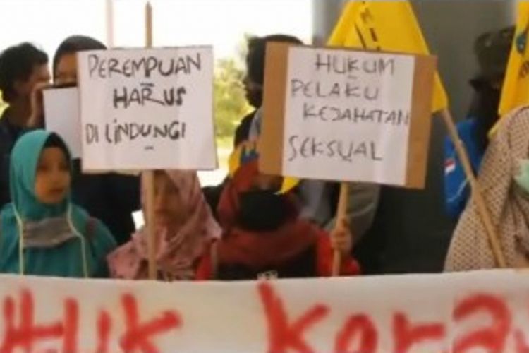 Tuntut pelaku pelecehan seksual dihukum, aktifis perempuan, aliansi pemuda dan mahasiswa demo Bupati Mamuju Tengah.