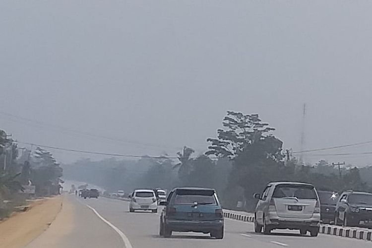 Kabut asap cukup pekat di jalan lintas Riau-Sumbar, tepatnya di jalur dua perbatasan Kota Pekanbaru dan Kabupaten Kampar, Minggu (18/8/2019) siang.