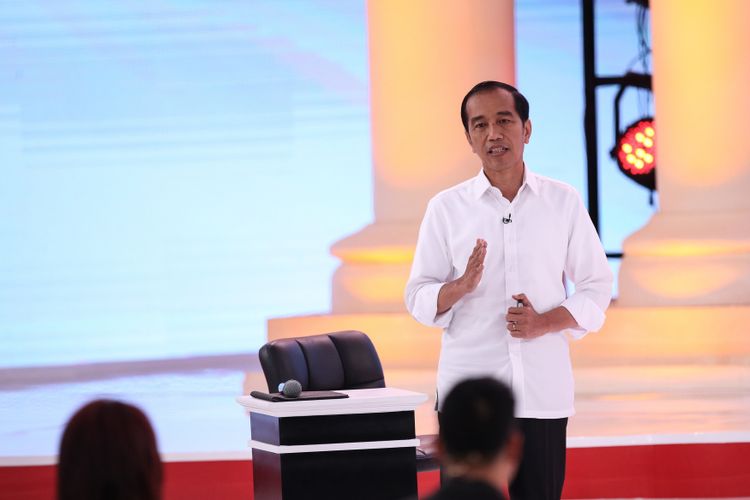 Calon Presiden Nomor Urut 1, Joko Widodo menjelaskan visi misinya saat Debat Kedua Calon Presiden di Hotel Sultan, Jakarta, Minggu (17/2/2019).