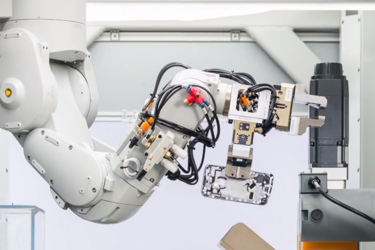 Robot daur ulang iPhone bernama Daisy yang menggantikan robot Liam