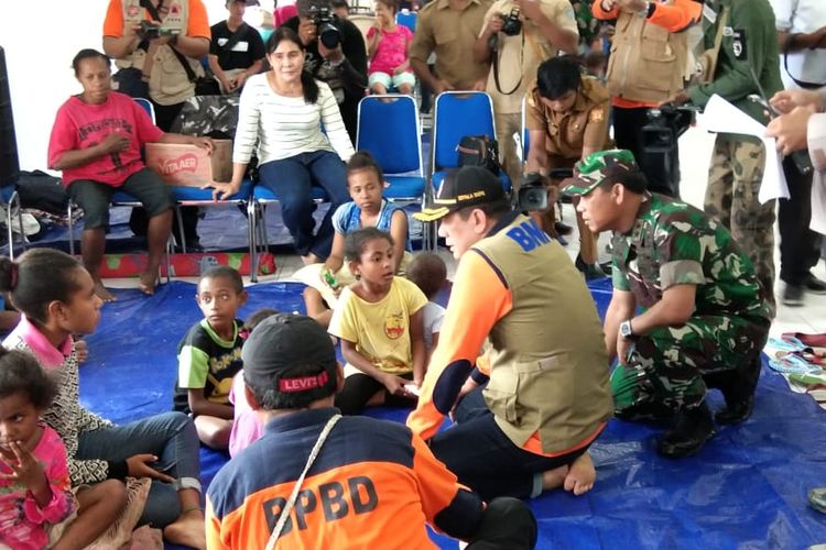 Kepala BNPB Letjen TNI Doni Munardo didampangi Pangdam 17 Cenderawasi Mayjen TNI Yosua Pandit Sembiring saat menemui pengungsi di posko pengungsian di Kantor Bupati Jayapura, Senin (18/3/2019)