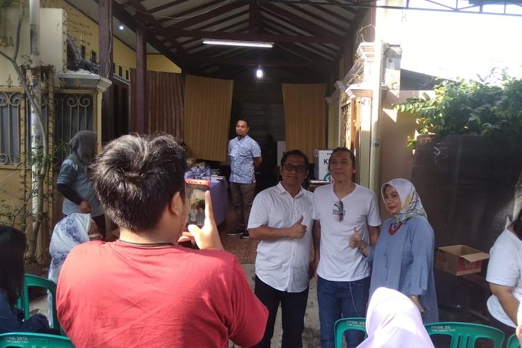 Bimbim Slank berfoto bersama usai mencoblos dalam pemilu 2019 di TPS 31, kawasan Potlot, Duren Tiga, Jakarta Selatan, Rabu (17/4/2019).