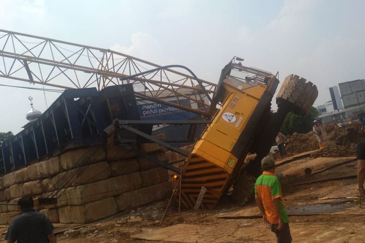 Crane nyaris jatuh di terminal Depok, Rabu (8/5/2019).
