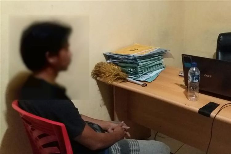 Polisi melakukan pemeriksana terhadap AA pelaku yang diduga terlibat cinta terlarang dengan adik kandungmya di Mapolsek Belopa, Sabtu (27/07/2019)