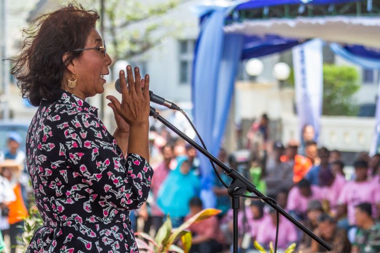 Menteri Kelautan dan Perikanan Susi Pudjiastuti berpidato saat Pembagian Paket Bantuan Alat Penangkap Ikan Ramah Lingkungan di Semarang, Jawa Tengah, Rabu (20/9/2017). Kementerian Kelautan dan Perikanan melalui Ditjen Perikanan Tangkap membagikan 690 paket alat penangkap ikan ramah lingkungan kepada nelayan Pantai Utara (Pantura) Jateng serta menyerahkan klaim asuransi nelayan yang mencapai Rp 1,2 miliar.