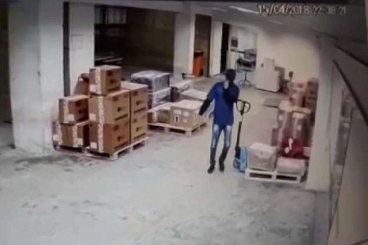 Seorang pria menyamar jadi petugas Cargo dan mencuri paket berisi ponsel Samsung Galaxy S9 senilai 12.6 miliar.