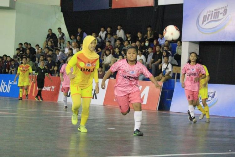 Sementara di nomor putri, Universitas Negeri Jakarta (UNJ)  tampil sebagai yang terbaik setelah di partai terakhir, sukses mengandaskan perlawanan Universitas Trisakti (Usakti) dengan skor 3-2.