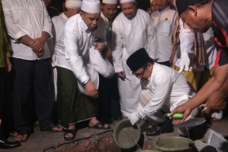 Ketua Umum DPP Partai Kebangkitan Bangsa, Muhaimin Iskandar saat melakukan peletakan batu pertama pembangunan pondok pesantren Darunnaim di Pontianak, Kalimantan Barat, Jumat (18/8/2017)