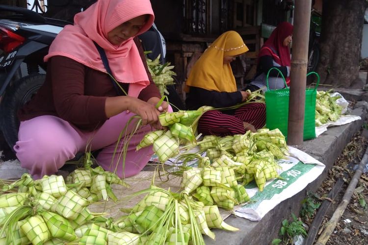 Pedagang menjajakan selongsong ketupat di salah satu sudut Pasar Wage Purwokerto, Jawa Tengah, Senin (3/6/2019).