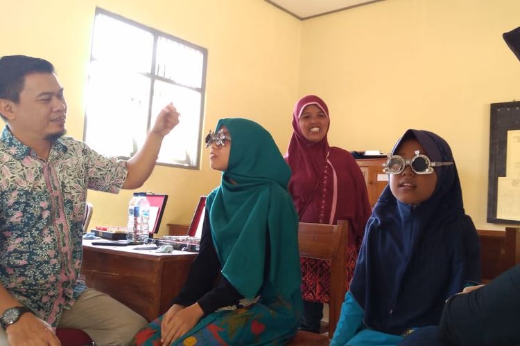 Pemeriksaan mata di Sanggar Kegiatan Belajar SKB Purwokerto, Jawa Tengah, Kamis (27/6/2019).