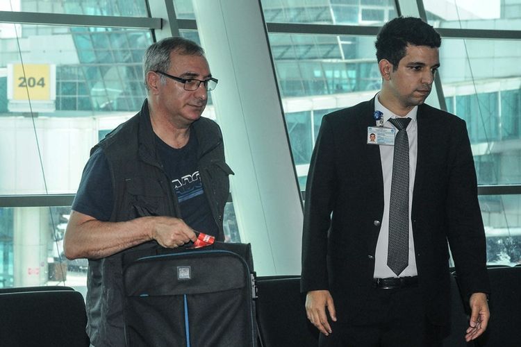 Duta Besar Israel untuk Turki, Eitan Naeh (kiri) membawa kopernya di bandara Istanbul Ataturk, Rabu (16/5/2018) sesaat sebelum terbang kembali ke negaranya.