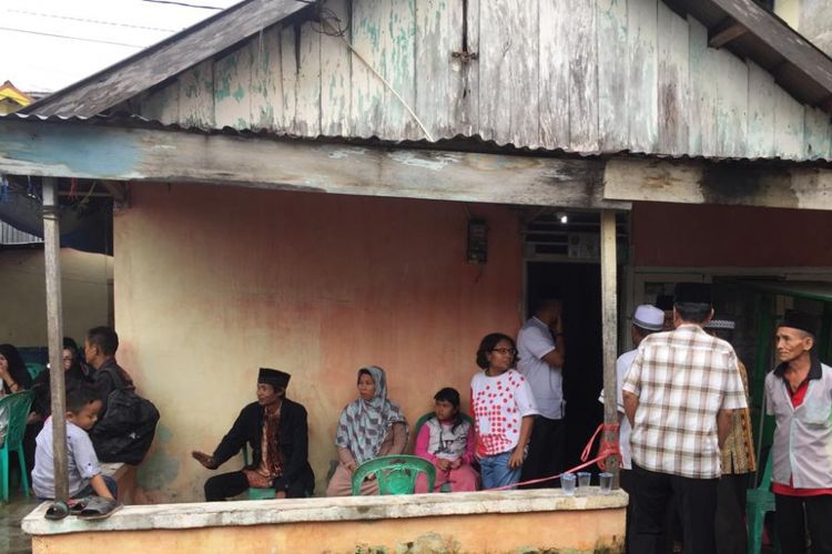Kediaman Linda Fitria (38) di  Jalan Sempayo nomor 91, RT2 RW 1, Kelurahan Kemang Manis, Kecamatan Ilir Barat II, Palembang, Sumatera Selatan, dipenuhi para pelayat setelah diduga menjadi korban pembunuhan oleh suaminya sendiri, Minggu (10/2/2019).