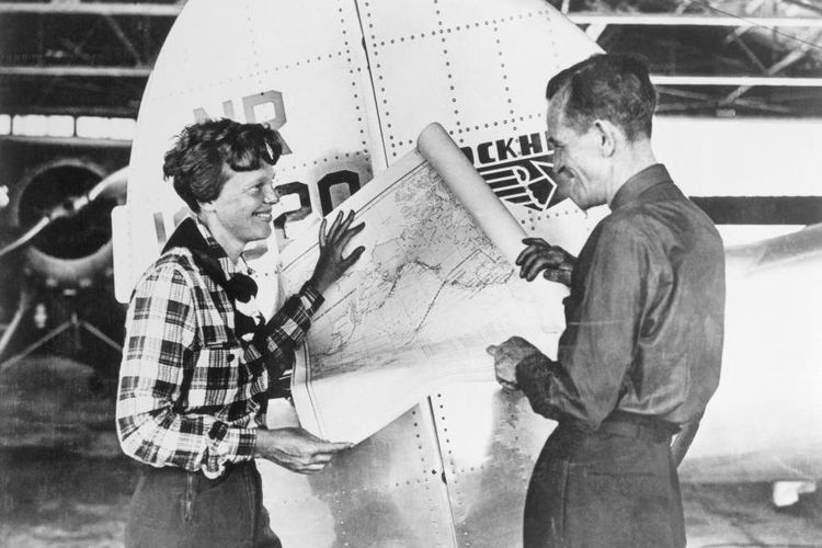 Amelia Earhart dan Fred Noonan mendiskusikan sebuah peta pasifik yang menunjukkan rute penerbangan mereka.