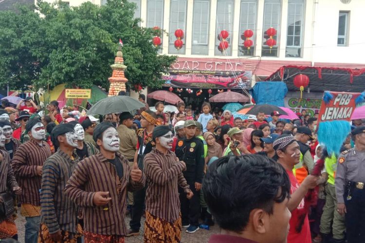 Salah satu persembahan masyarakat di Grebeg Sudiro 2019, mereka mengenakan pakaian khas Jawa dan merias wajah dengan karakter lucu dalam peringatan menjelang Tahun Baru Imlek.