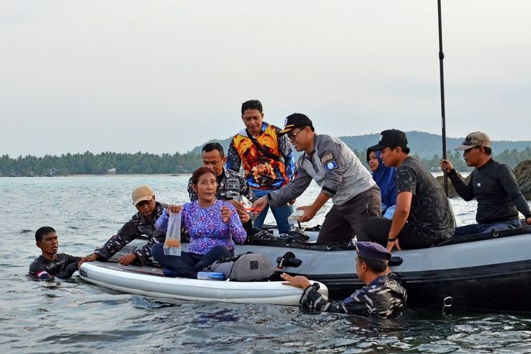 Menteri Kelautan dan Perikanan Susi Pudjiastuti memimpin pelepasliaran benih lobster ilegal yang akan diselundupkan dari Jambi senilai Rp 37 miliar di Jambi, Jumat (19/4/2019). 