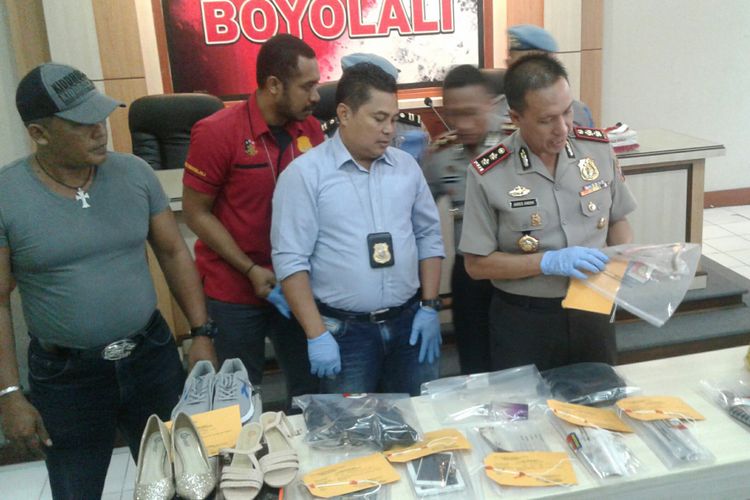 Kapolres Boyolali, AKBP Aries Andhi menunjukkan barang bukti kasus pencurian dan kekerasan hingga membuat korban tewas di Mapolres Boyolali, Jawa Tengah, Minggu (28/1/2018).