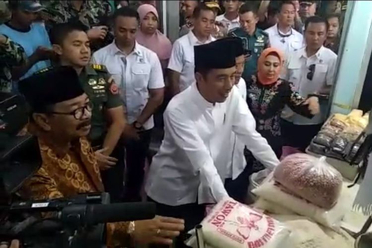 Presiden Joko Widodo (Jokowi) bersama Gubernur Jatim Soekarwo (kiri), saat berkunjung di Pasar Sidoharjo, Lamongan.