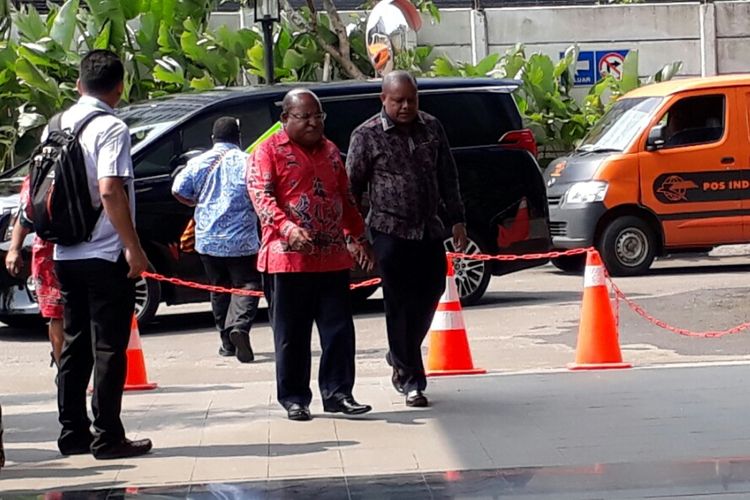 Gubernur Papua Lukas Enembe mendatangi kantor Komisi Pemberantasan Korupsi (KPK), Rabu (4/10/2017)
