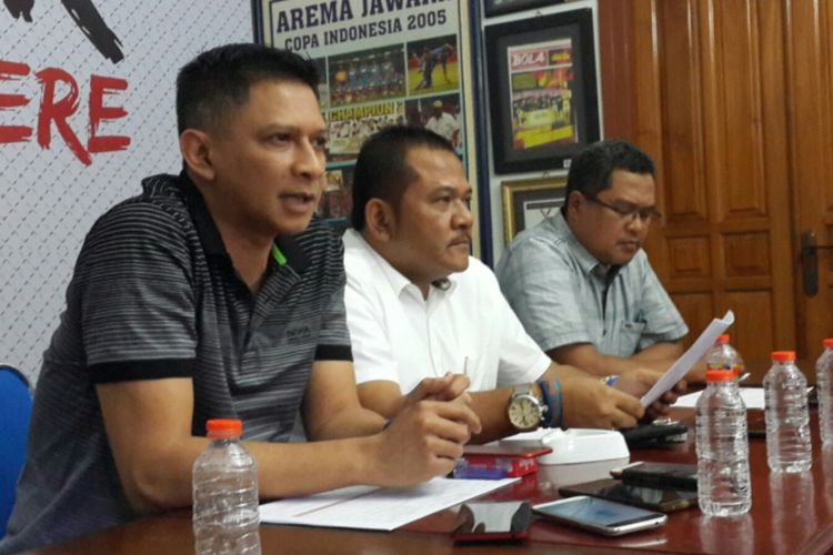Chief Executive Officer (CEO) Arema FC, Iwan Budianto dalam konferensi pers di Kantor Arema FC, Kamis (19/4/2018).