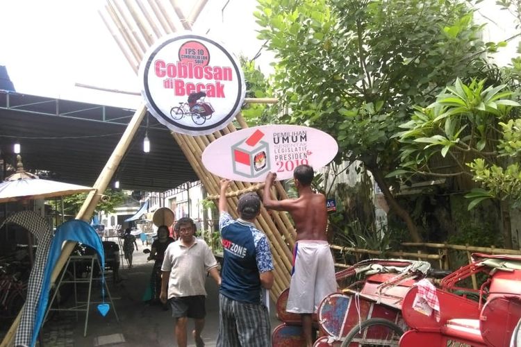 Warga bergotong royong membuat TPS Becak di di Kampung Cinderejo Lor, Kelurahan Gilingan, Kecamatan Banjarsari, Solo, Jawa Tengah, Selasa (16/4/2019).