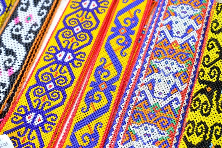 Kerajinan Tangan Motif Manik manik Khas Suku Dayak 