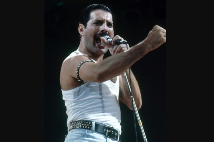 Freddie Mercury saat tampil bersama Queen dalam konser Live Aid di Stadion Wembley, London,pada 13 Juli 1985.