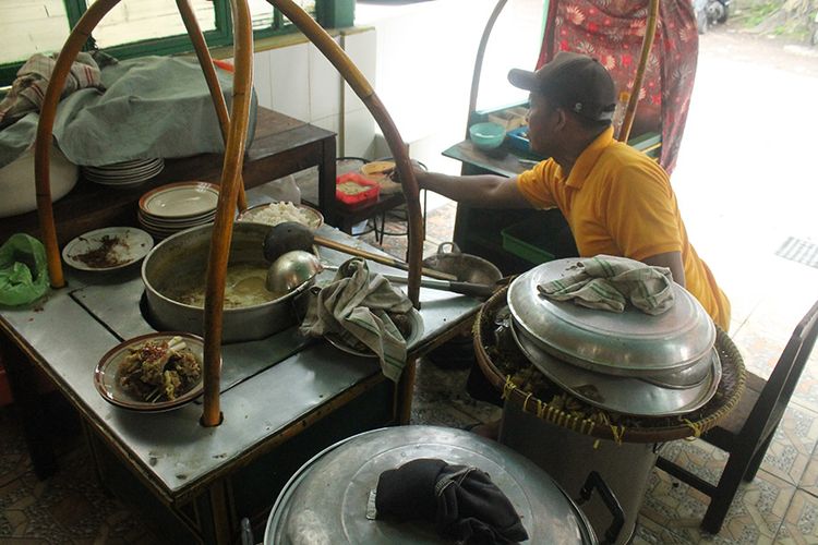 Yang pasti daging kambingnya tidak keras, dan aroma amis kambingnya tipis sekali. Bumbunya memang lebih kuat. Sate buntel ini dimakan bersama nasi dan bumbu kecap.