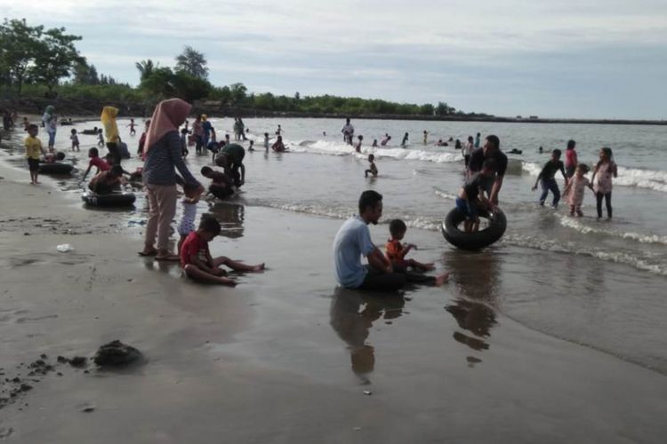 Wisatawan memadati obyek wisata Pantai Ujong Blang, Kecamatan Banda Sakti, Kota Lhokseumawe, Senin (25/6/2018)