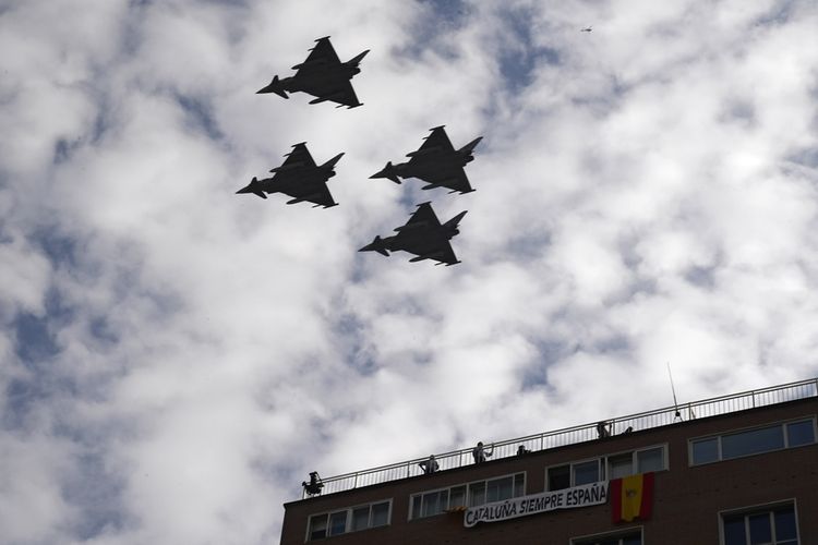 Jet tempur Eurofighter Thypoon 2000 milik Spanyol terbang di atas langit kota Madrid dalam parade militer pada Oktober 2017.