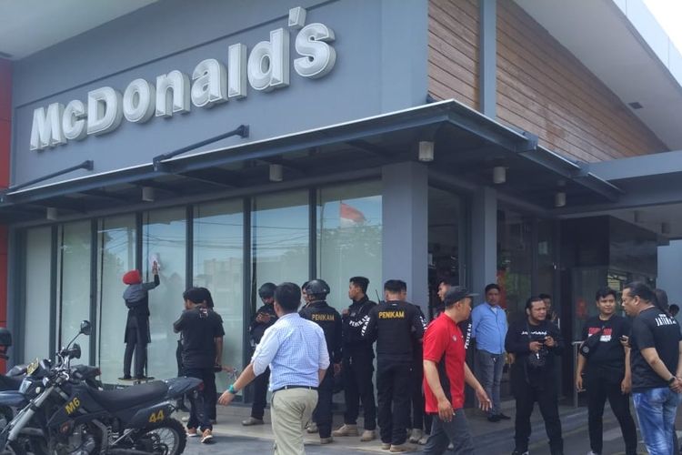 Suasana di restoran cepat saji McDonalds usai dilempari batu dan dicoret oleh beberapa oknum saat peringatan hari buruh di Makassar, Rabu (1/5/2019).