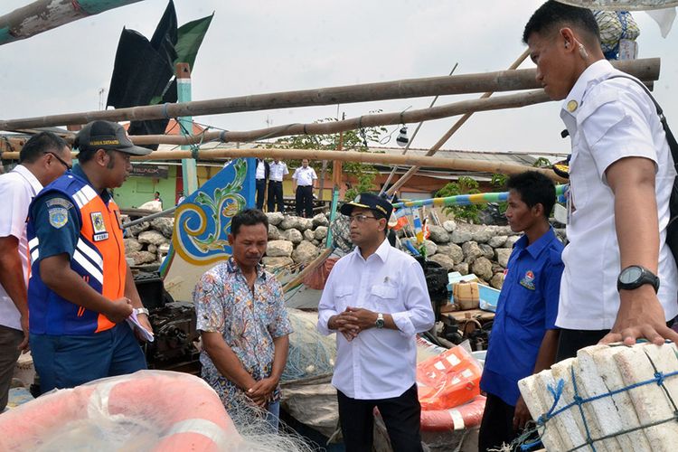 Menteri Perhubungan Budi Karya Sumadi (tiga dari kanan), saat berkunjung ke Lamongan, Sabtu (20/10/2018).