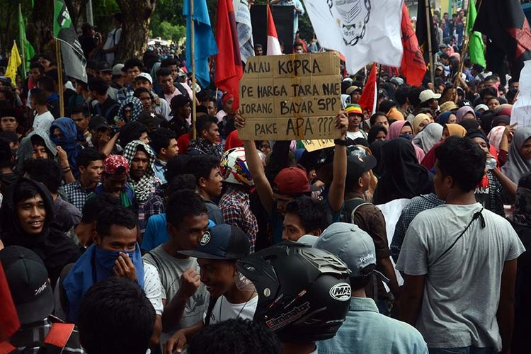 Ribuan mahasiswa di Ternate, Maluku Utara gelar aksi tuntut kenaikan harga kopra, Senin (19/11/2018)