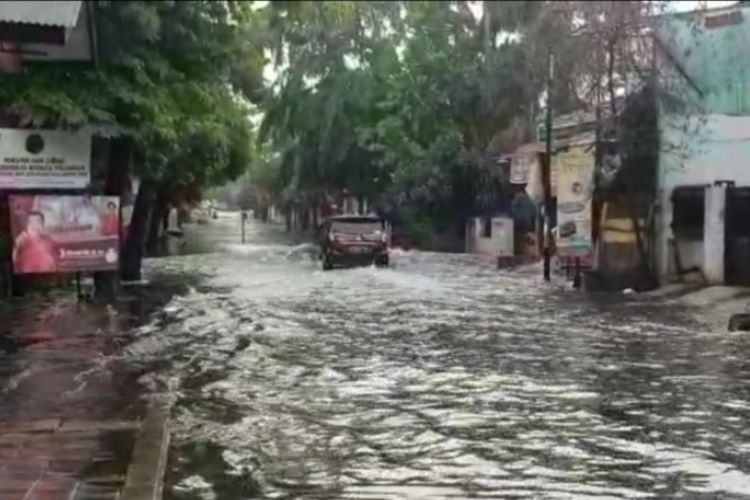 Hujan seras, banjir setinggi 70 sentimeter genangi Jalan Nusa Indah Raya, Duren Sawit, Jakarta Timur, Kamis (29/11/2018)
