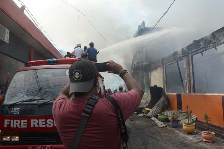 Kebakaran di pemukiman padaat penduduk di Ternate, kantor lurah Takoma di Kecamatan Ternate Tengah, Kota Ternate, Maluku Utara, ikut terbakar, Senin (18/02/2019). 