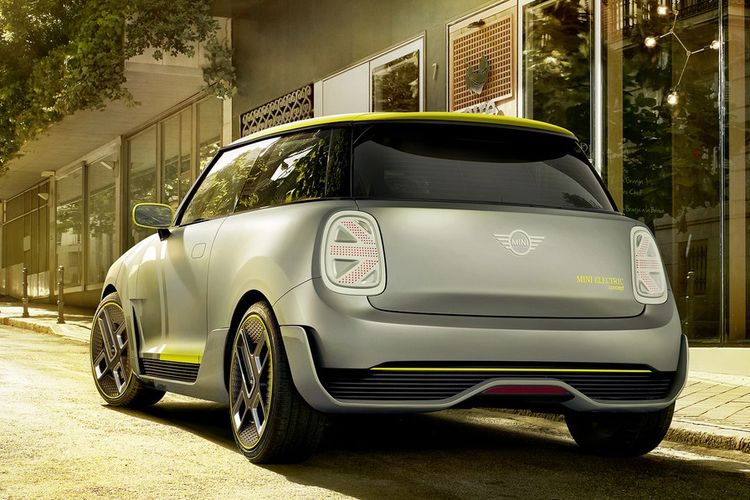 Ada Union Jack di bagian belakang MINI Electric Concept.