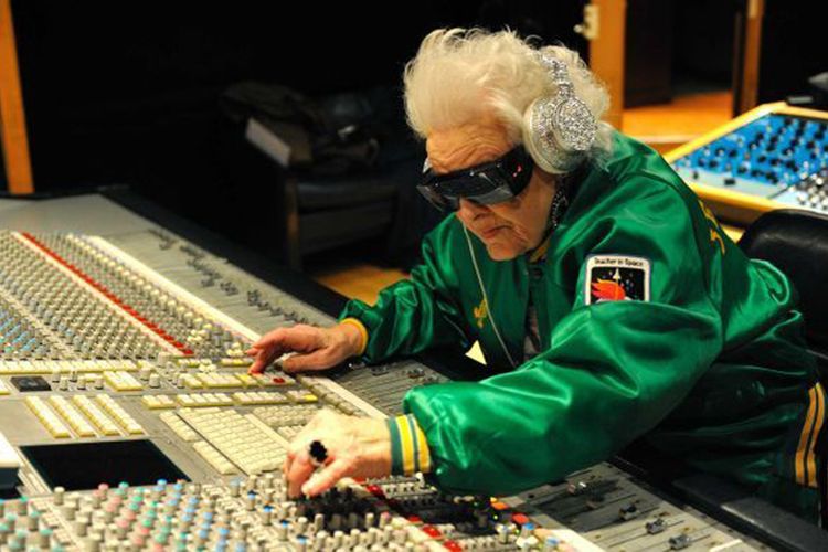Mendekati usia 70 tahun, almarhum Ruth Flowers dari Inggris baru memulai karir yang sukses sebagai  DJ.


