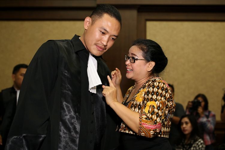 Mantan anggota DPR Miryam S Haryani sebelum menjalani sidang di Pengadilan Tipikor Jakarta, Senin (24/7/2017). Miryam ditetapkan sebagai tersangka oleh KPK, atas sangkaan memberikan keterangan palsu di bawah sumpah di pengadilan.