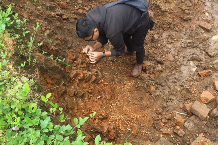 Lokasi ditemukannya situs purbakala diduga bekas permukiman masa Kerajaan Majapahit di ruas pembangunan Jalan Tol Pandaan - Malang seksi 5 di Desa Sekarpuro, Kecamatan Pakis, Kabupaten Malang, Jumat (8/3/2019). PT Jasamarga Pandaan Malang menghentikan sementara konstruksi jalan tol di lokasi tersebut akibat penemuan situs itu.