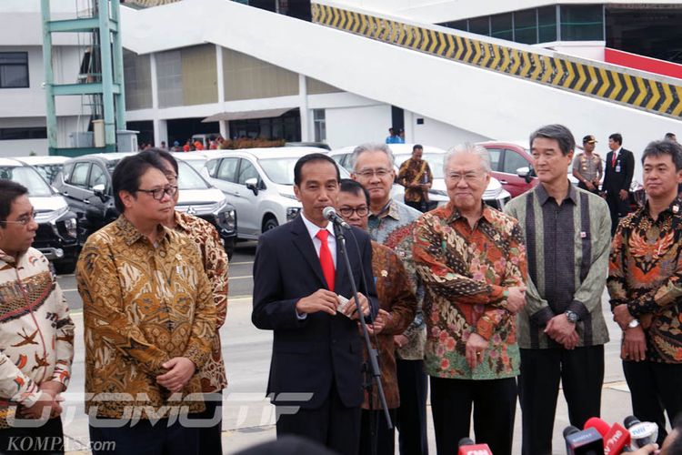 Presiden Indonesia Joko Widodo meresmikan ekspor perdana Mitsubishi Xpander, Jakarta, Rabu (25/4/2018).