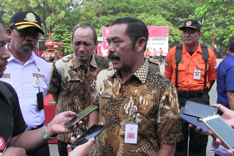 Wali Kota Surakarta, FX Hadi Rudyatmo dalam apel bersama kesiapan jajaran Pemkot dalam pelayanan mudik dan balik Lebaran 2018 di Stadion Manahan, Solo, Jawa Tengah, Selasa (5/6/2018).