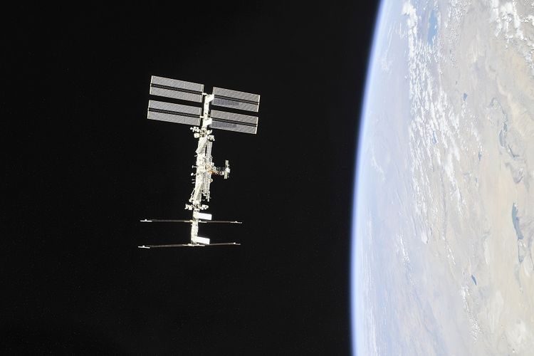 Foto yang dirilis NASA pada November 2018, memperlihatkan stasiun luar angkasa internasional yang mengorbit Bumi, ISS.